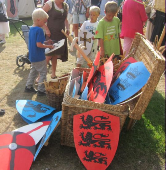 Продажа средневекового игрушечного оружия в Швеции. (Фото Лимарева В.Н.)