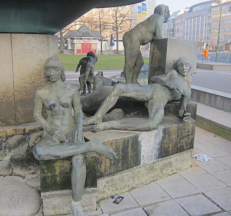  Европейские ценности. (Скульптурная группа в центре Берлина). Фото Лимарева В.Н.